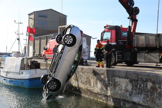Bil trillede i Hasle Havn