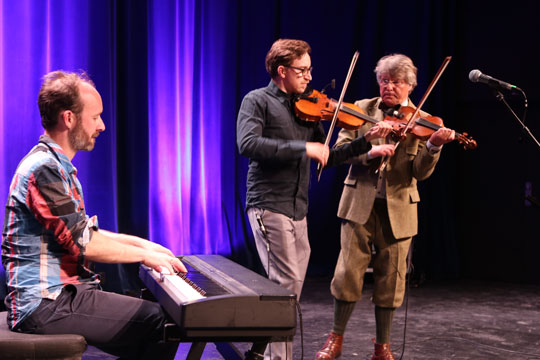 Folkemusik med dans i Musikhuzet