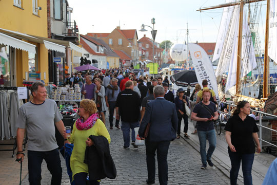 22.000 g�ster til Folkem�det f�rste dag