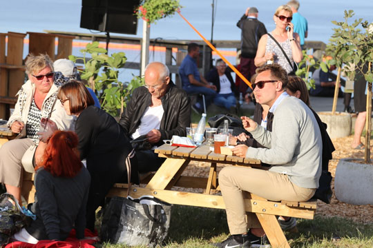 Mange glade folkem�deg�ster