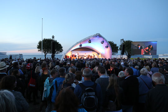 Maksimalt 98.000 bes�gte Folkem�det i �r