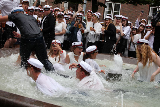 Studenter sprang ud i springvandet