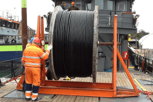 S�kablet spules ned i havbunden