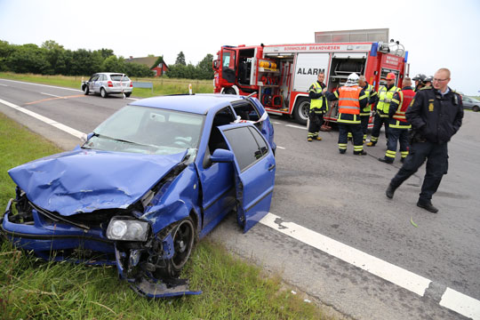 To biler i voldsomt trafikuheld