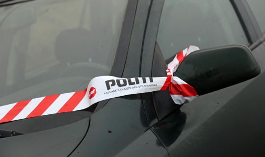 Beruset kvinde p�k�rte parkeret bil