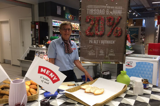 Morgenbr�d og kage til kunderne i Meny