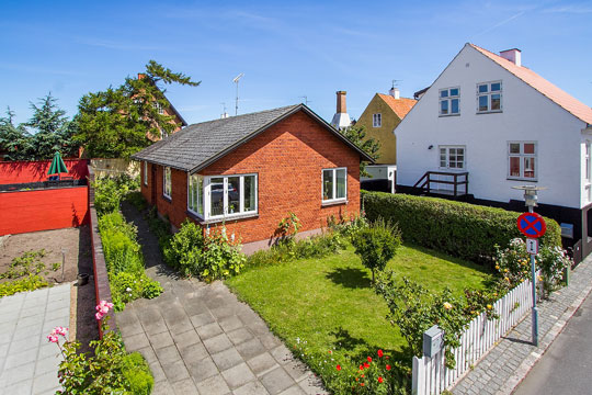 Villa med have midt i Gudhjem