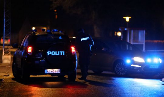 20-�rig overfaldt person med baseballbat