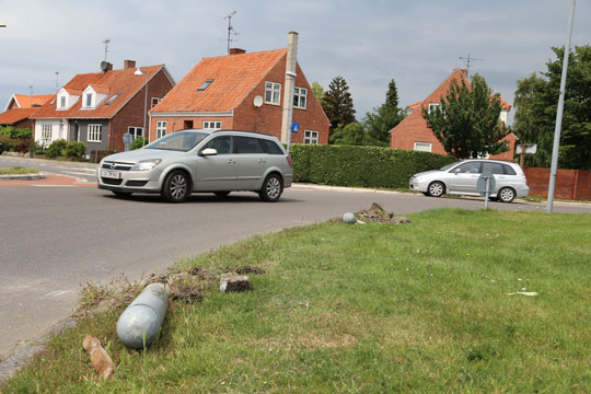 Lastbil fra Cirkus Arena v�ltede kantp�le og skilte