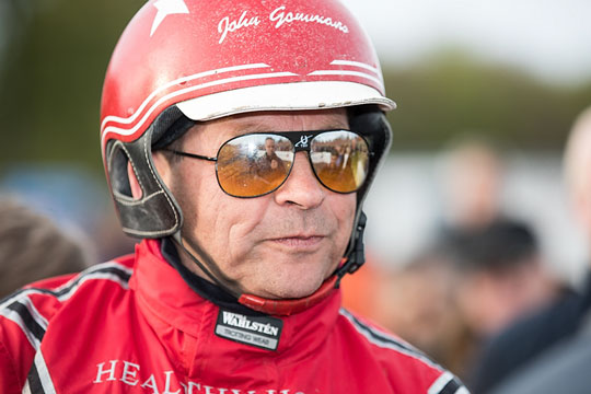 Gommans gl�der sig til at k�re Strong Shadow