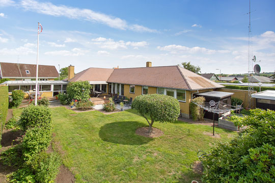 Stor villa ved idyllisk s� i R�nne