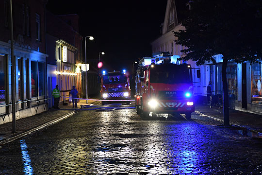 Naboer til br�ndende bank evakueret