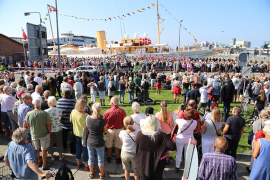 Folkefest da Kongeskibet anl�b R�nne