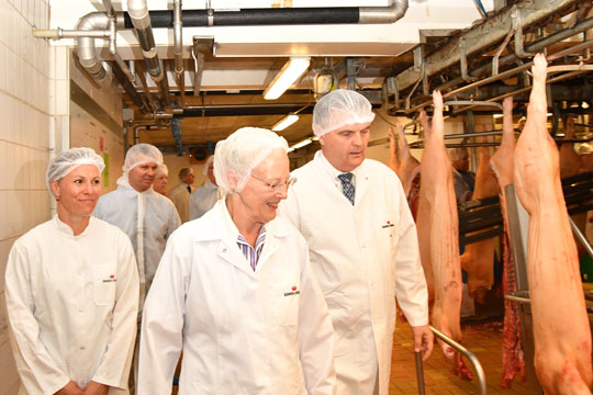 Dronningen bes�gte slagteriet