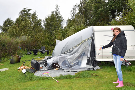 Store stormskader p� campingplads