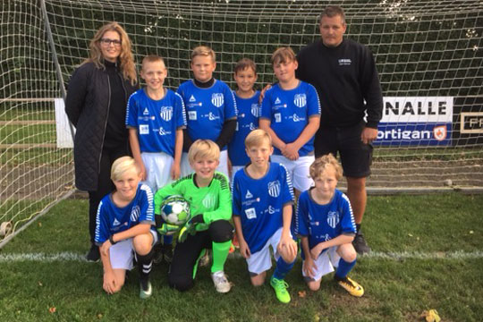 Velkl�dt drengehold