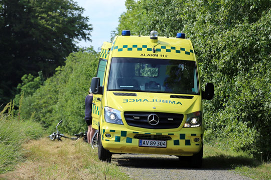 Kv�stet dreng ventede l�nge p� ambulance
