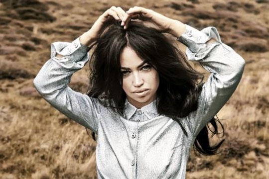 Aura Dione giver koncert i R�nne