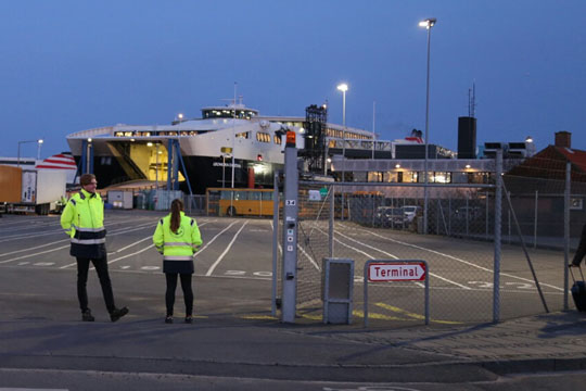 Hurtigf�rge afventer bedre sejlvejr