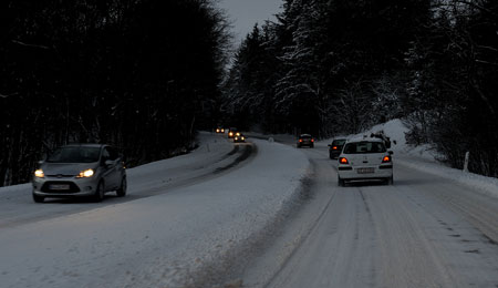 Sne og slud g�r landeveje glatte