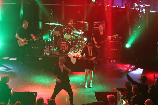 Publikum kom t�t p� AC/DC i Musikhuzet