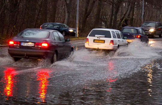 Politiet: Meget vand p� vejene nogle steder