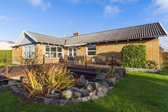 Rummelig villa p� lukket vej i R�nne