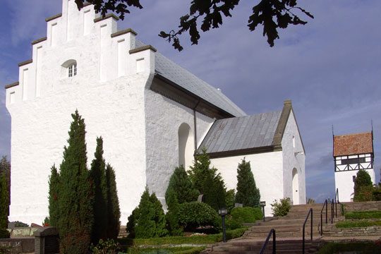 Turister g�r til gudstjeneste i Sct. Povls kirke