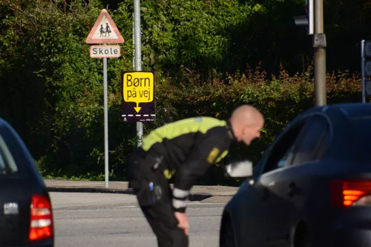 Politiet foretager trafikkontrol ved skoler