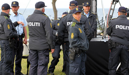Folkem�det t�rer p� politiets kr�fter