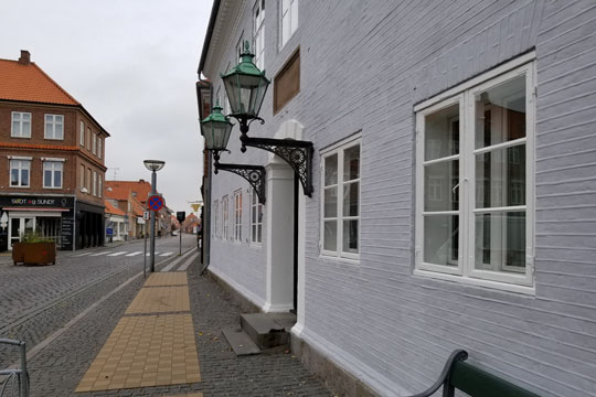 Ung kvinde d�mt for vold mod mand