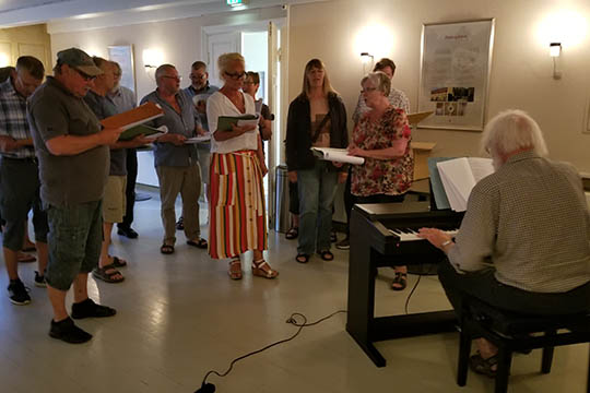 Tre forestillinger solgt p� forh�nd