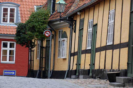 Bil sp�rrede for lastbil med teaterfolk