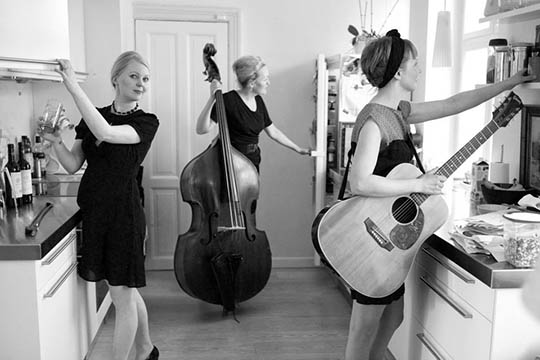 Dansk pigetrio p� Svanekegaarden