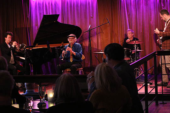 Nulle bakket op af st�rk trio