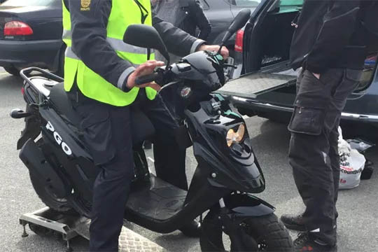 To unge k�rte for hurtigt p� knallert