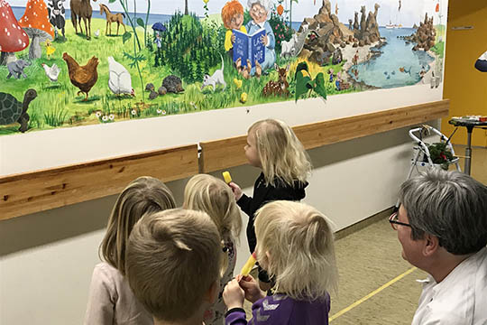 Farverig kunst i b�rneh�jde