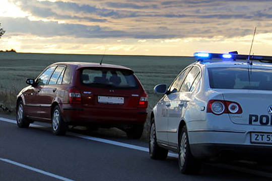 77-�rig t�t p� at p�k�re politivogn