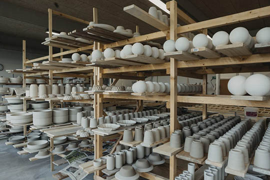 To forlader bestyrelsen i keramikfabrik