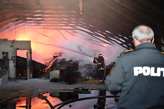 Brand i maskinl�nge p� minkfarm