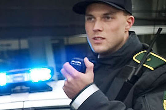 23-�rig sprang op p� bils k�lerhjelm