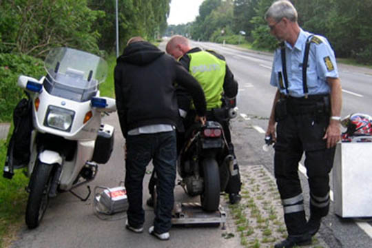 17-�rig standset to gange p� ulovlig knallert