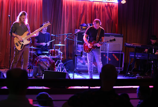 H�j stemning i Raschs Pakhuz