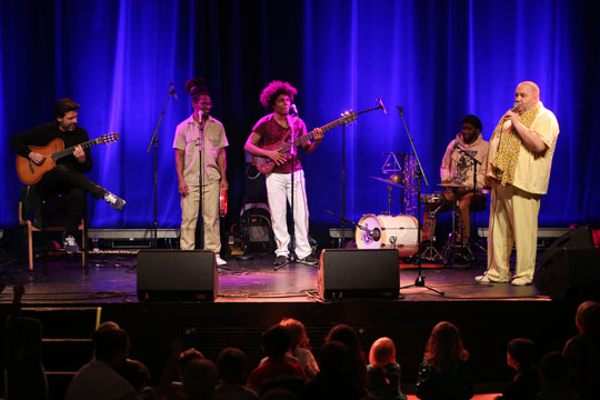 B�rn og barnlige p� musikalsk rejse