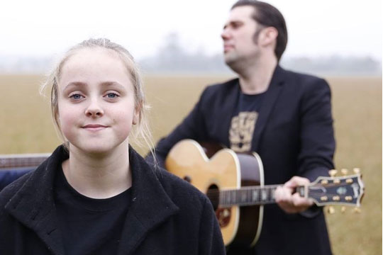 Mathilde byder velkommen til Joey Moe