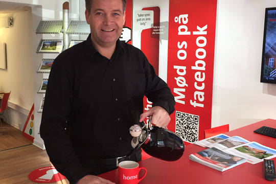 Home h�ber p� en masse kaffeaftaler