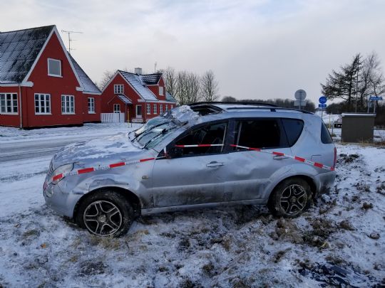 Mandlig bilist k�rte galt p� sneglat vej