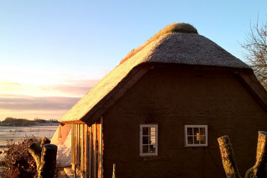 Fremviser moderne halmhus ved Vestermarie