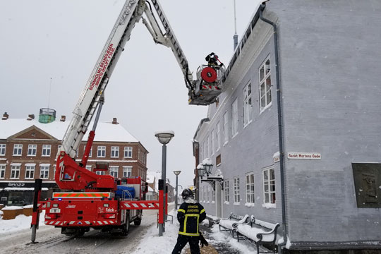 Brandv�snet fjernede farlige istapper