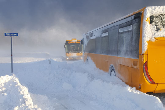 Bus sidder fast ved Olsker